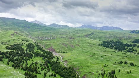 Flug-über-Die-Wunderschöne-Berglandschaft-Grüner-Hügel