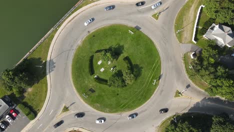 Top-View-Of-Traffic-In-A-Roundabout-On-A-Sunny-Summer-Day