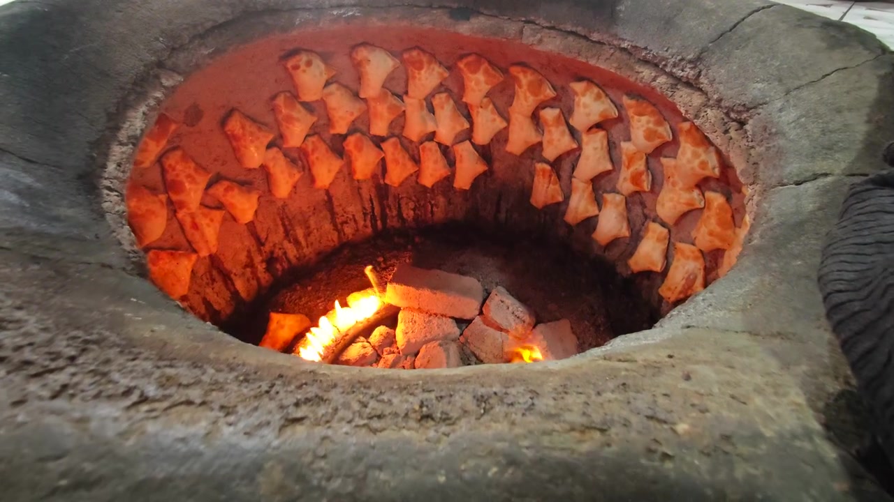 Geleneksel Bir Tandır Fırınında Pişen Samosalar
