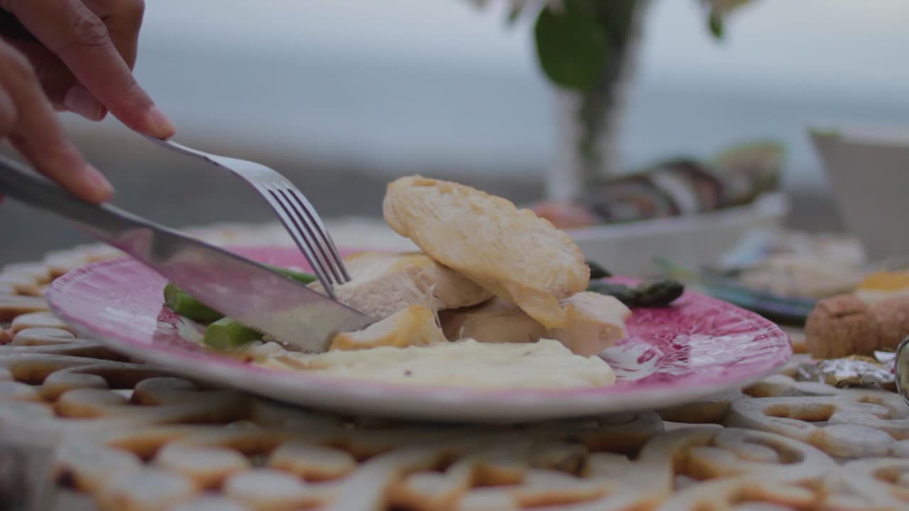 야채와 소스를 곁들인 닭고기를 먹는 여자의 근접 촬영