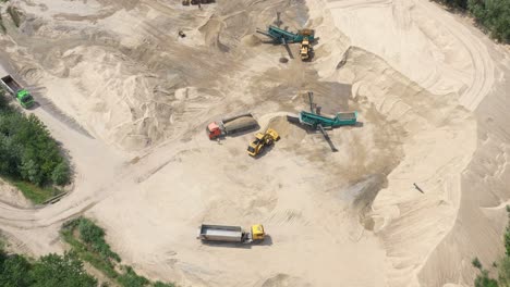 vuelo de drones sobre una excavadora en la mina a cielo abierto