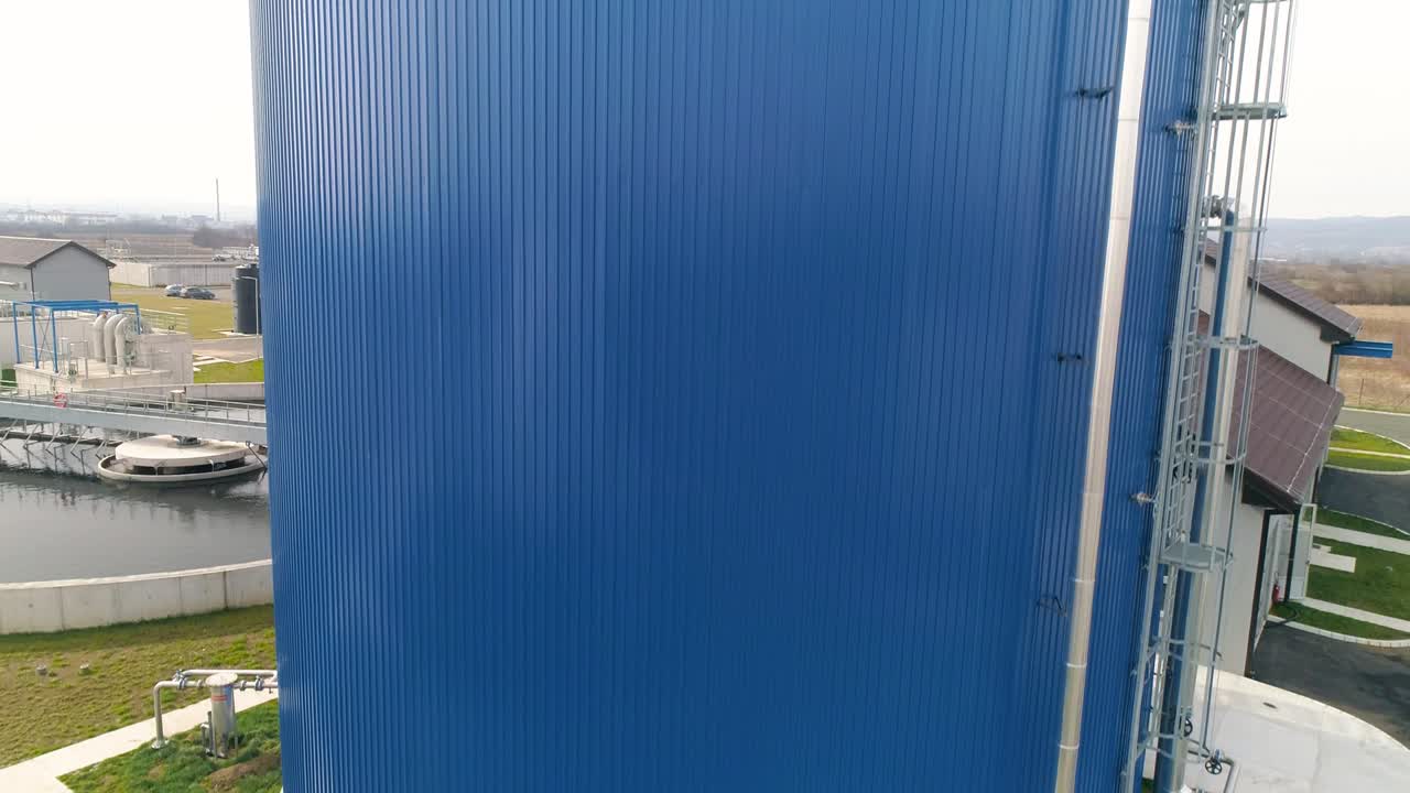 el tanque de combustible es azul redondo. la cámara se eleva para revelar el paisaje.