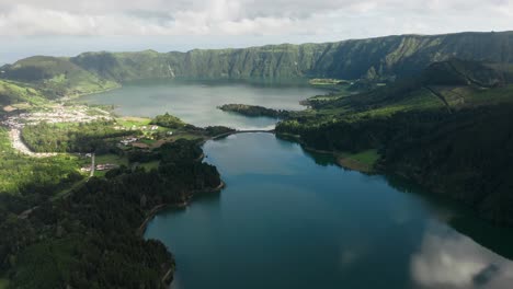 Vogelperspektive-Auf-Die-Lagune-Der-Sieben-Städte-Caldera,-über-Der-Grünen-Lagune-Mit-Dem-Hügel-Im-Hintergrund,-Sao-Miguel,-Azoren