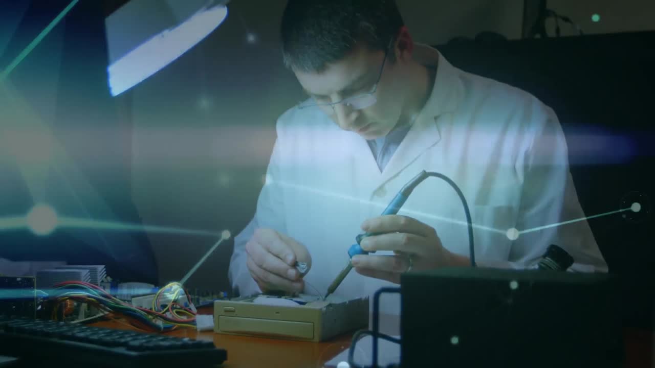 animación de la red de conexiones sobre el hombre caucásico reparando hardware de computadora