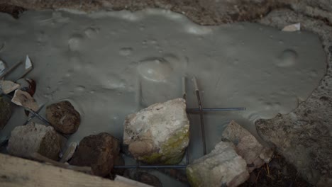 Grauer-Beton-Fließt-Langsam-Zwischen-Bewehrung