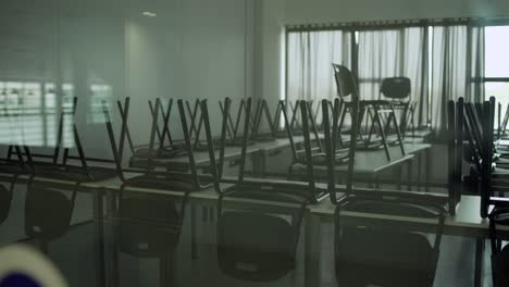 책상 위에 의자가 있는 학교나 대학의 빈 교실