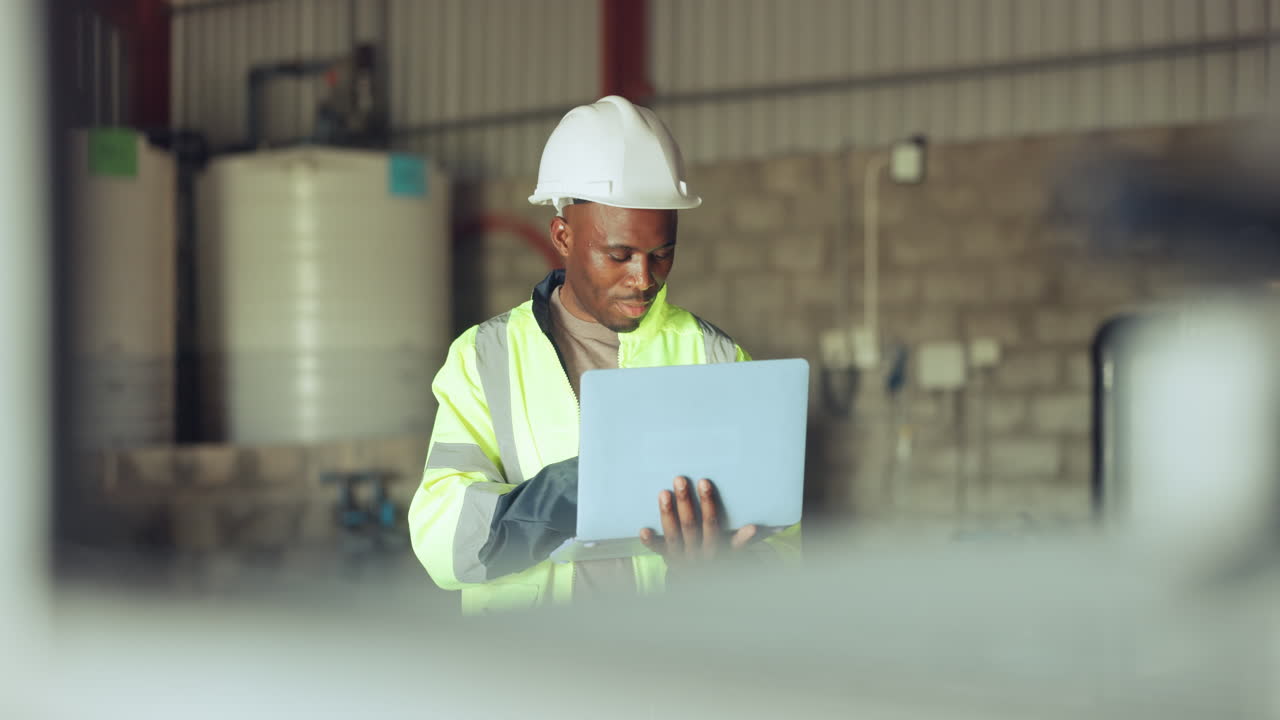 hombre, inspección y portátil para el mantenimiento