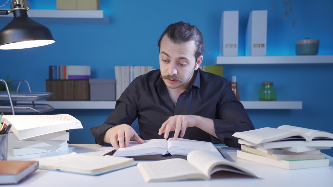 el joven historiador que lee el libro de historia se sorprende.