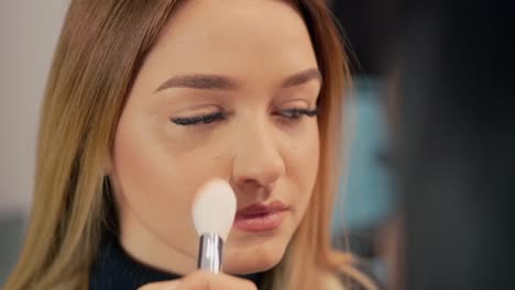 Nahaufnahme,-Der-Steinmeister-Trägt-Ein-Make-up-Puder-Auf-Das-Gesicht-Auf