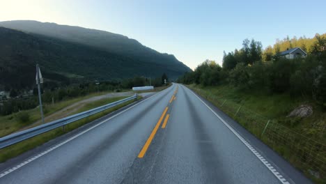 Punto-De-Vista-Del-Vehículo-Conduciendo-Un-Coche-En-Una-Carretera-En-Noruega