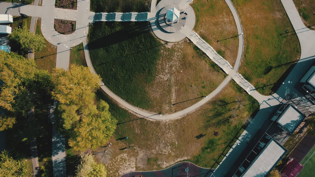 vista aérea de un parque con senderos y estructuras para caminar
