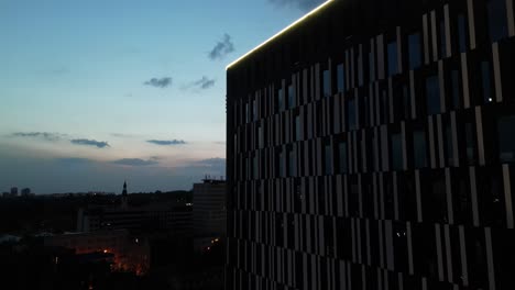 ciudad de katowice - vista lateral del edificio de la torre dl al atardecer
