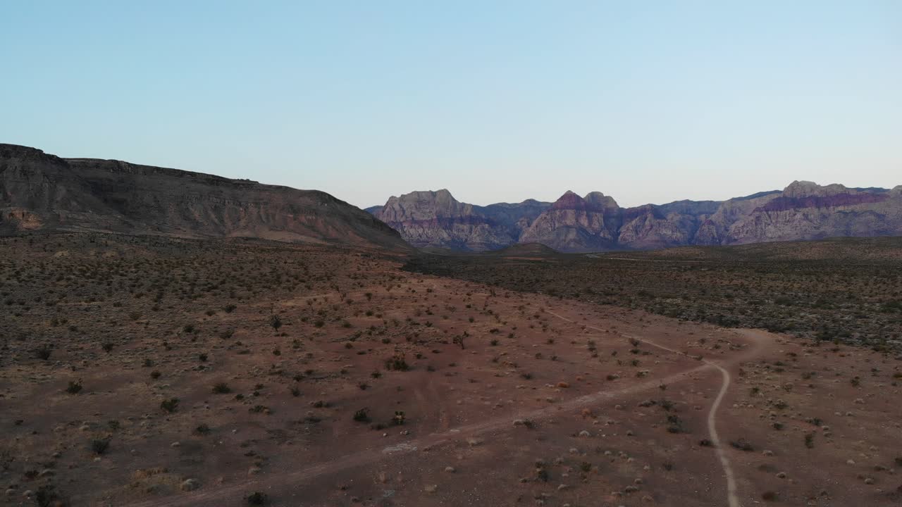aproximación aérea al área de conservación nacional red rock canyon, justo al oeste de las vegas, nevada