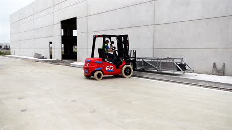 elevador de horquilla que mueve marcos de pvc en las instalaciones de producción
