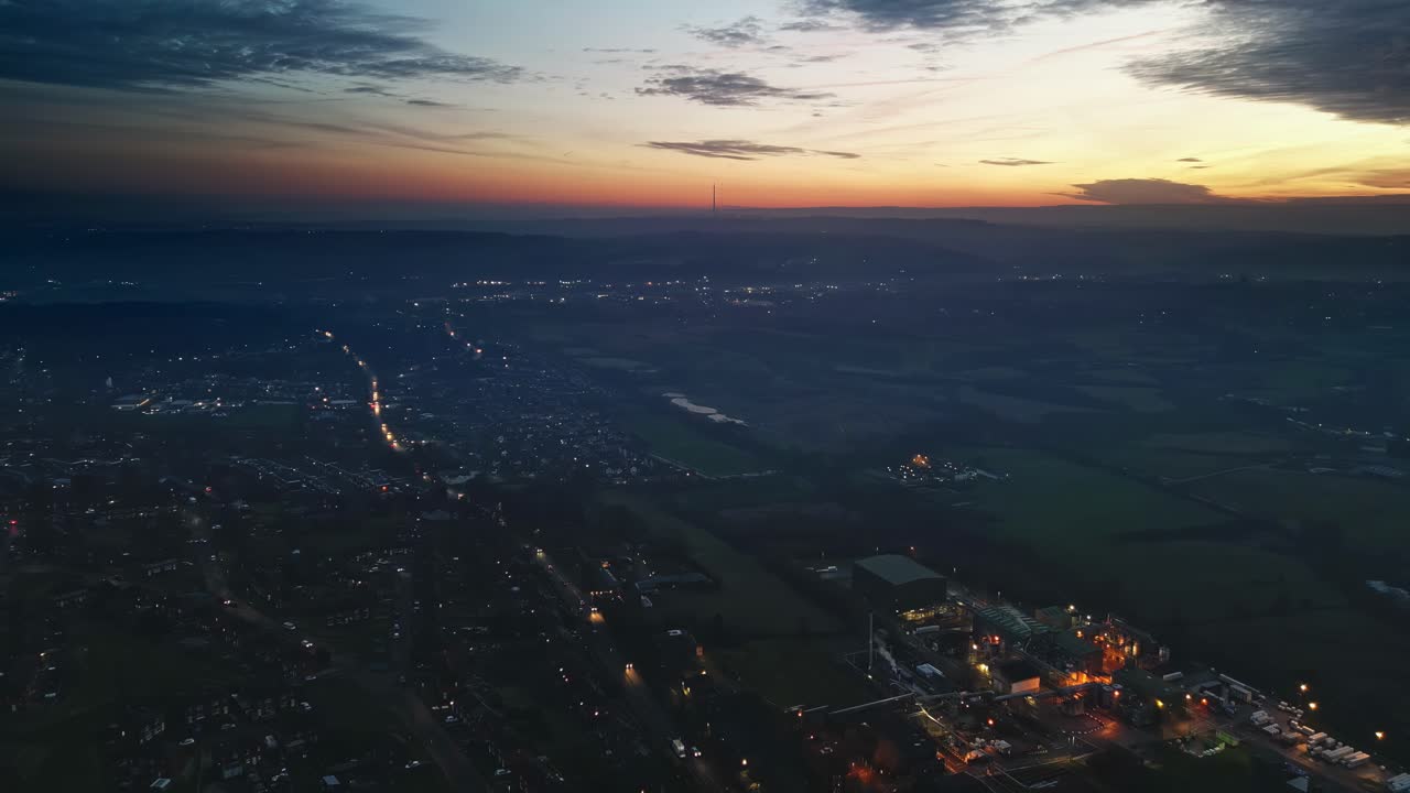 vista aérea cinematográfica de la puesta de sol nocturna vertical del tráfico de la calle de la ciudad, edificios, inglaterra, reino unido