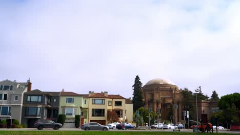 San-Francisco-Palace-Of-Fine-Arts-Und-Vorbeifahrender-Verkehr