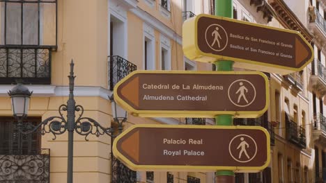 direction signs in the city of madrid to royal palace