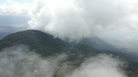 naturaleza cubierto de bosque valle, densas nubes de niebla sobre el salvador américa central