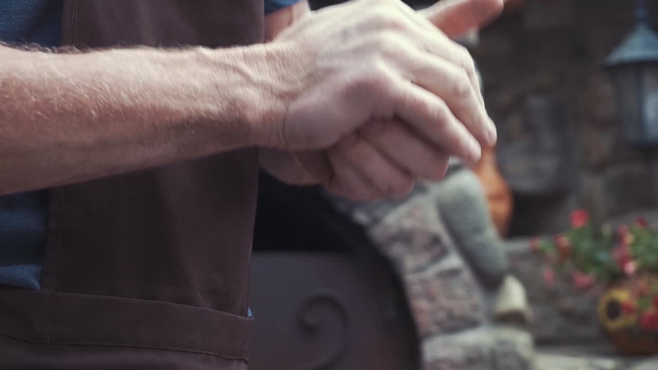 las manos cercanas hacen jarras en cerámica