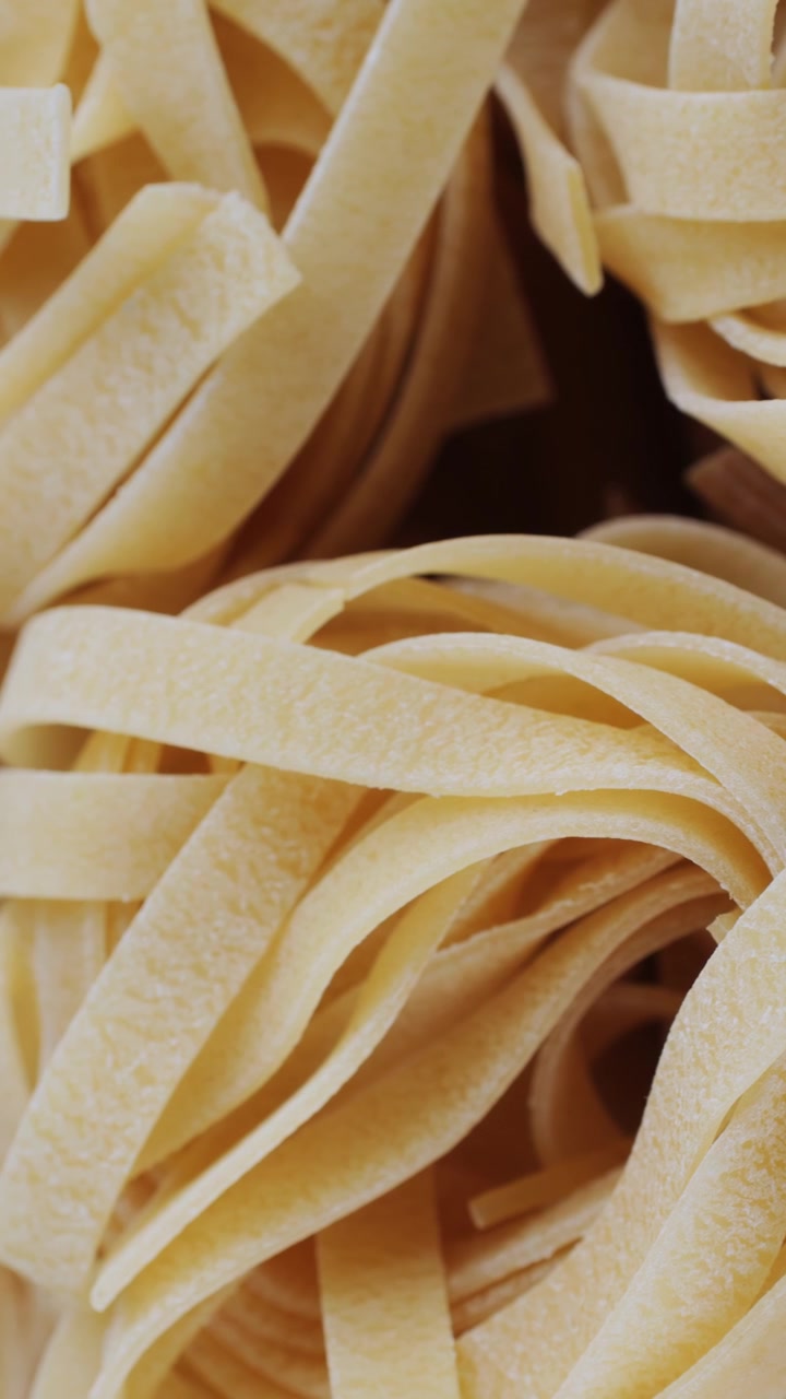 Carrellata in primo piano di varie forme di pasta secca
