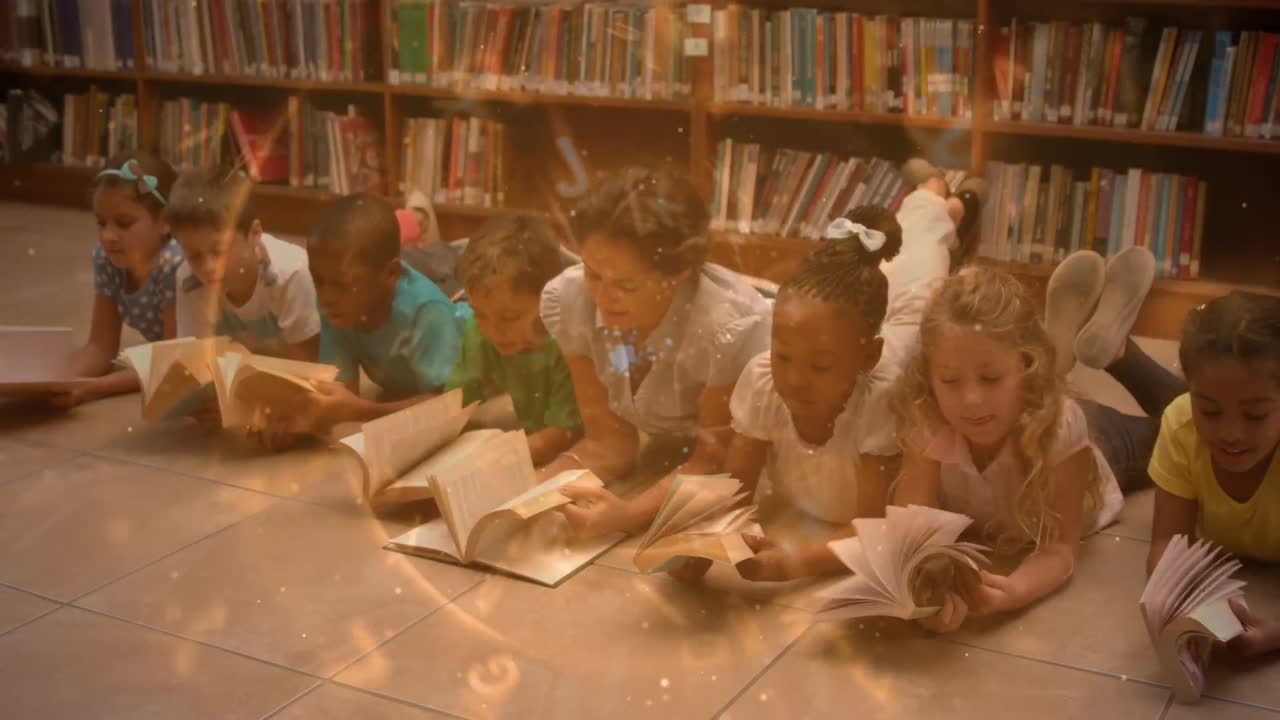 Animación de libros moviéndose sobre niños escolares diversos y felices leyendo un libro en la escuela