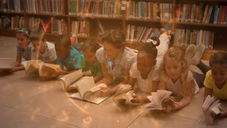 animación de libros que se mueven por encima de los niños de escuela felices y diversos que leen libros en la escuela