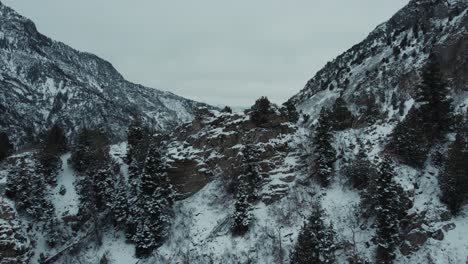 Reveladora-Toma-De-Drones-De-Una-Escarpada-Escena-Montañosa-En-Invierno,-Paso-Elevado-Aéreo-Fpv