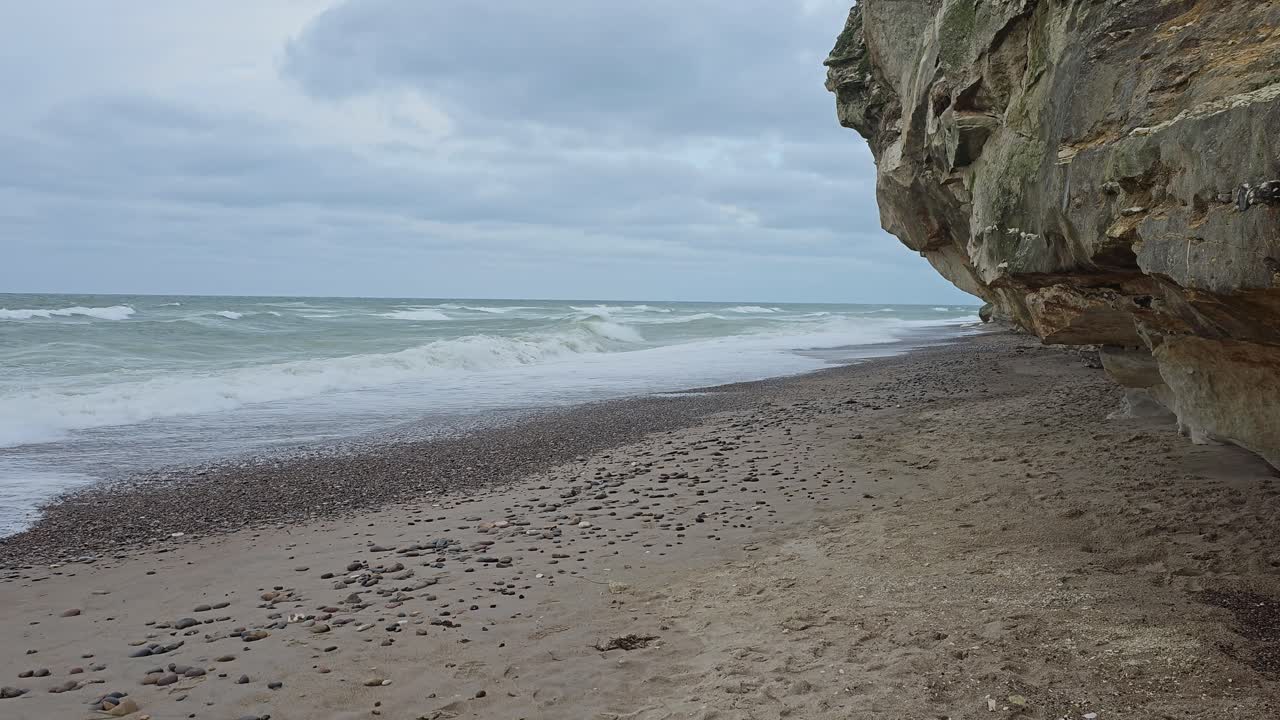 волны бьют по берегам на западном побережье северной ютландии в дании