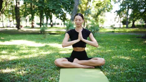 mujer meditando en un parque