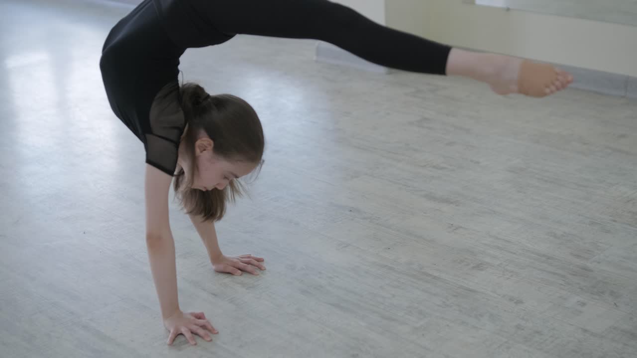 joven bailarina practicando movimientos de baile en el estudio