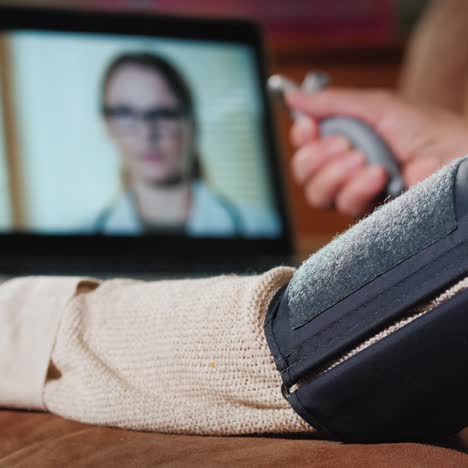 mujer mayor consulta al médico a través de la cámara web y mide la presión arterial 1
