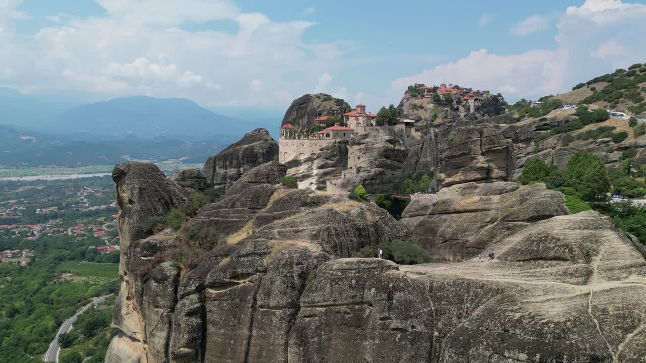 los monasterios de meteora en tesalia, grecia continental - un círculo aéreo de 4k
