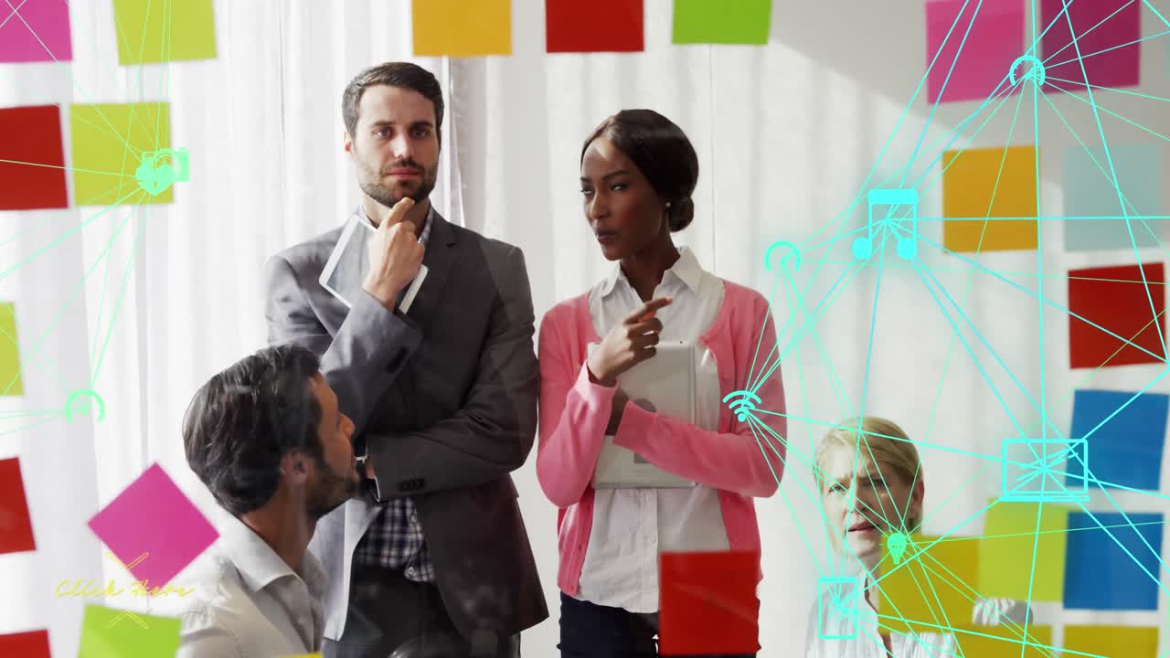 animación de globo de iconos digitales sobre diversos hombres de negocios discutiendo sobre notas de memorando en la oficina.