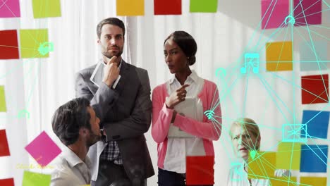 animación de globo de iconos digitales sobre diversos hombres de negocios discutiendo sobre notas de memorando en la oficina.