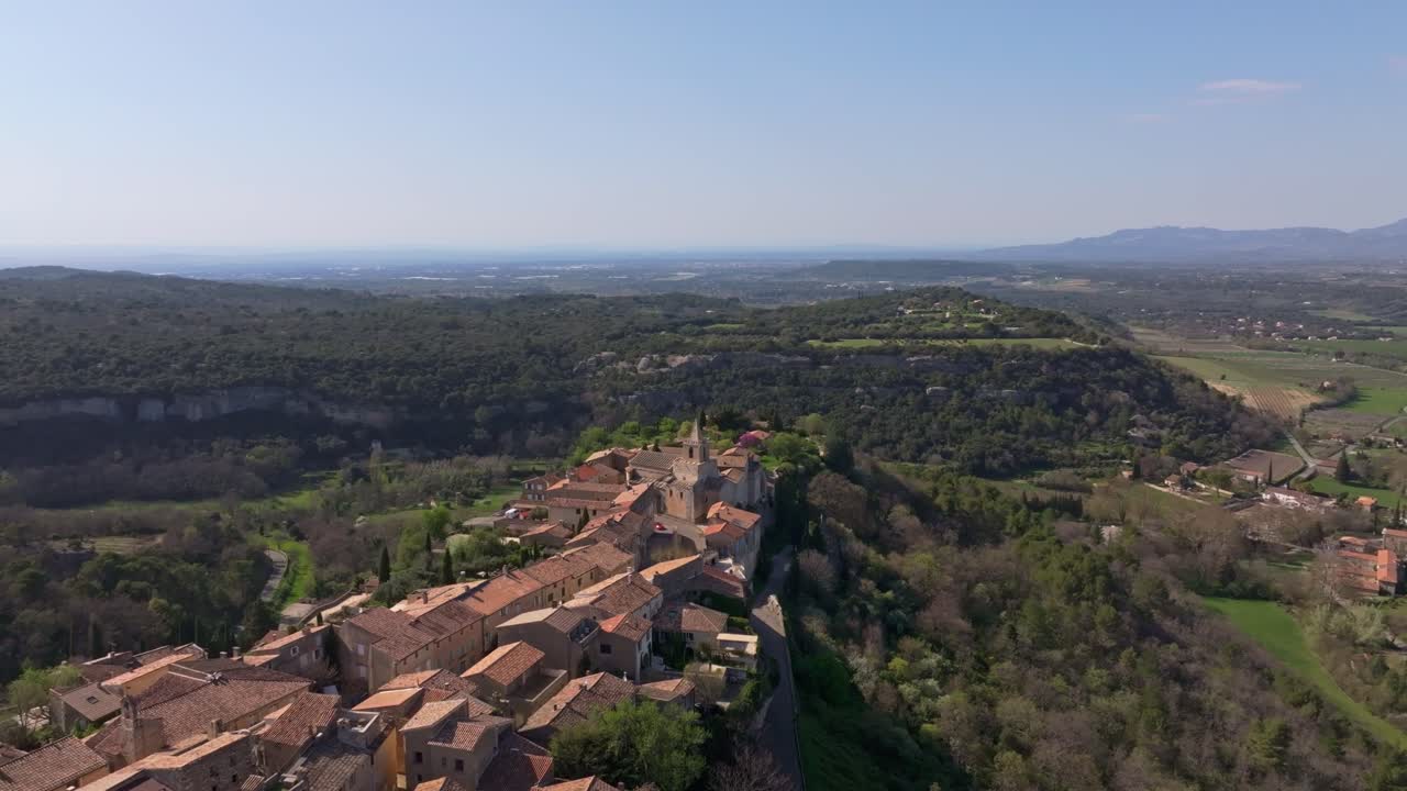 Vista aerea della storica Venasque con la chiesa che domina la valle del Luberon