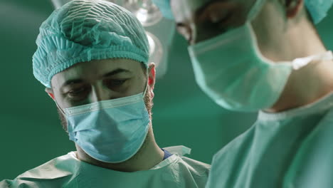 cirujanos en la sala de operaciones