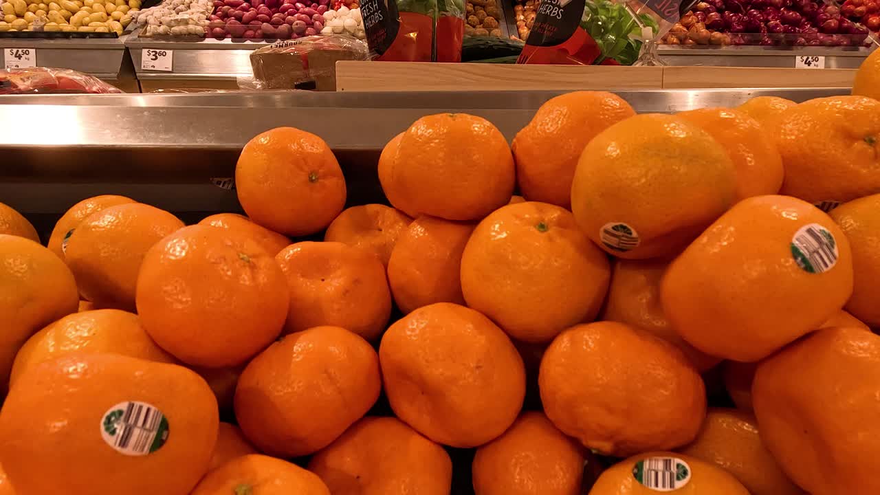 naranjas apiladas en un supermercado de melbourne