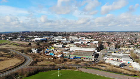 Antena---Una-Zona-Industrial-En-Northampton,-Un-Día-Soleado-Con-Vistas-Desde-El-Cielo-En-El-Reino-Unido,-Europa