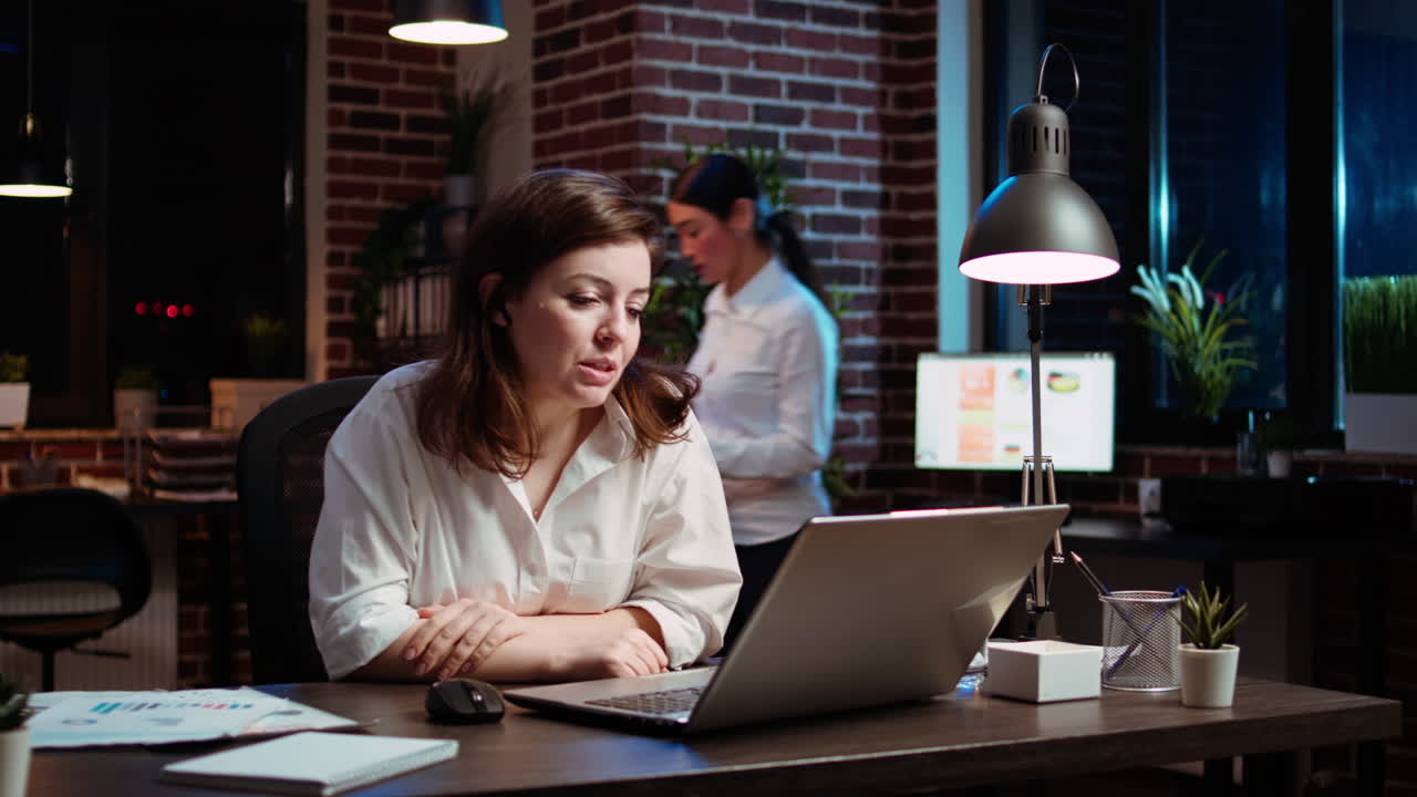 Diputato che chiama il manager da remoto utilizzando una videoconferenza su Internet per chiedere un feedback