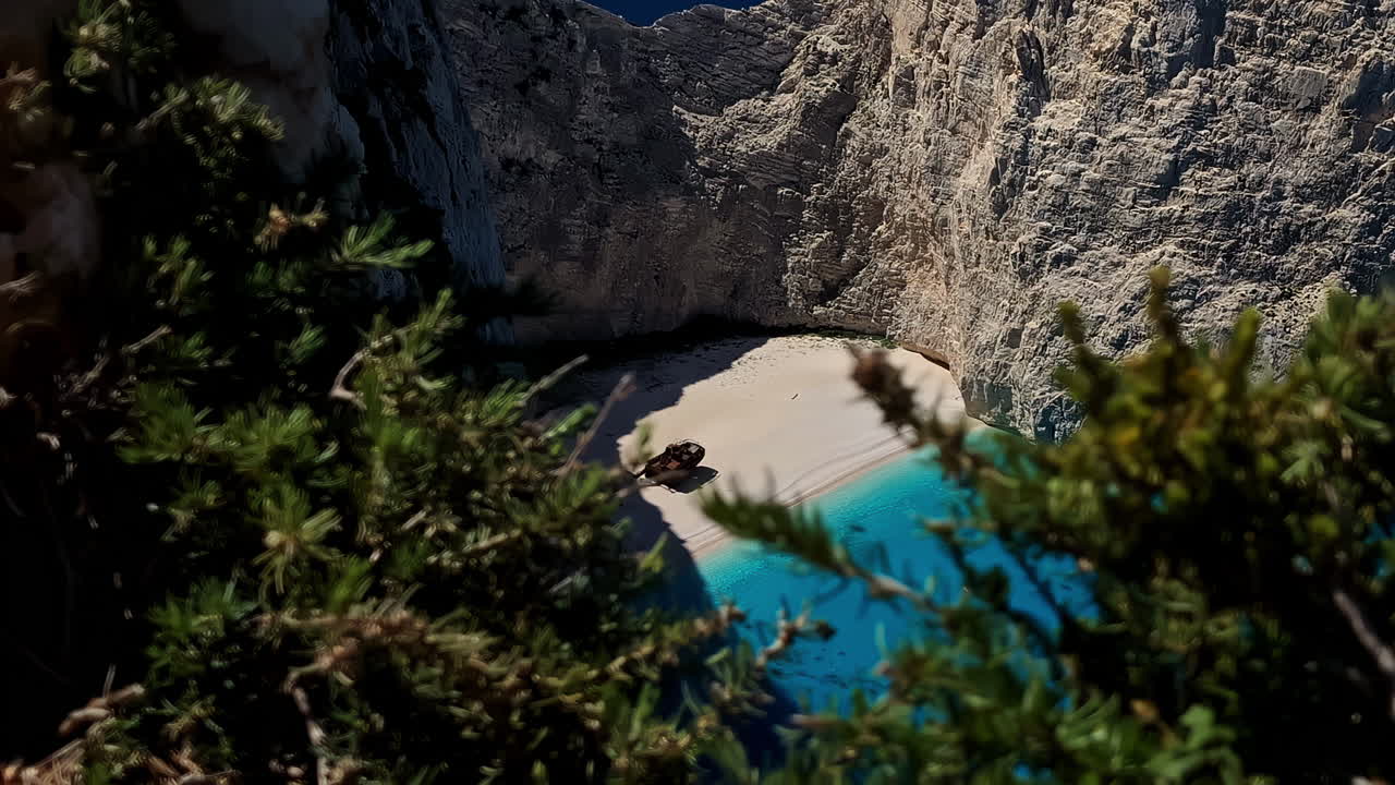 vista en cámara lenta de los contrabandistas cala barco naufragado en la playa de arena cabecera costa con árboles en primer plano isla de navagio zakynthos grecia mar mediterráneo europa
