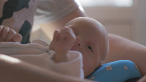 Liebevolle-Mutter-Mit-Kleiner-Tochter-Auf-Dem-Schoß