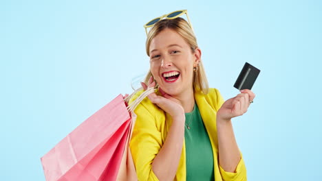 mujer, tarjeta de crédito y bolsa de compras para la moda