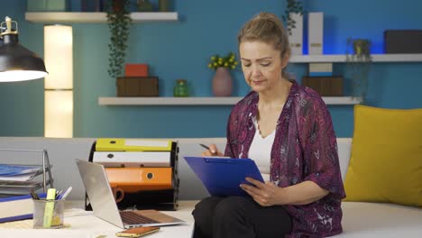 Mujer-Trabajadora-De-Oficina-En-Casa-Tomando-Notas,-Anotando-Información.