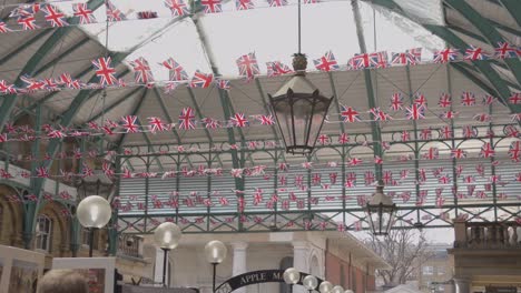 Nahaufnahme-Von-Union-Jack-Flaggen,-Die-Den-Covent-Garden-Market-In-London,-Großbritannien,-Schmücken-1