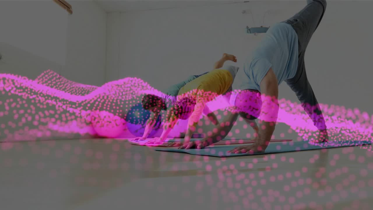 Video verticale: Trio in studio con maglietta gialla, esegue la posizione del cane a testa in giù (downward dog) con movimento alternato delle gambe dopo aver ricevuto l'istruzione di sollevare una gamba, su tappetini con sfondo a onda rosa.
