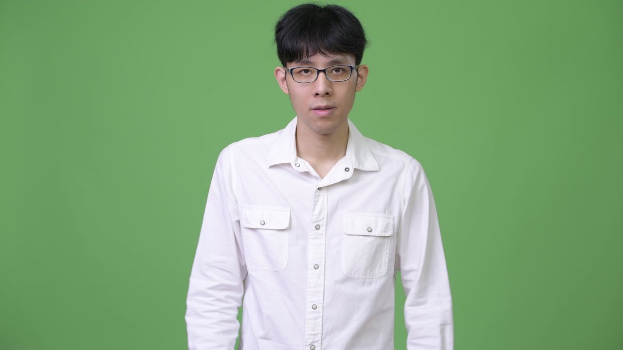 젊은 아시아 사업가 눈을 고 악의 개념을 보지 않습니다.