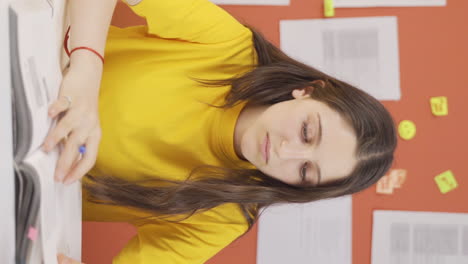 Video-Vertical-De-La-Niña-Está-Estudiando-En-Casa,-Resolviendo-Preguntas.