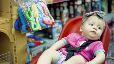 niño se sienta en una silla especialmente equipada 13 en el supermercado 8