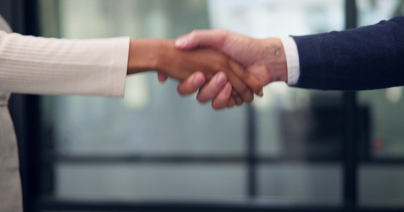 Professionisti d'affari che si stringono la mano in un ufficio moderno