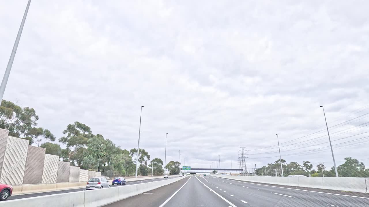 빅토리아 주 발라라트의 고속도로에서 운전